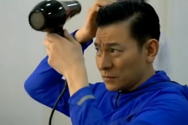 刘德华|59岁刘德华宣传新剧，皮肤紧致发型帅气，化妆间凹造型不输小鲜肉