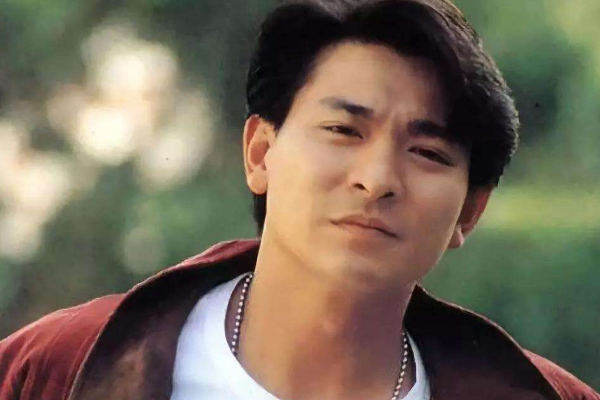 刘德华|59岁刘德华宣传新剧，皮肤紧致发型帅气，化妆间凹造型不输小鲜肉