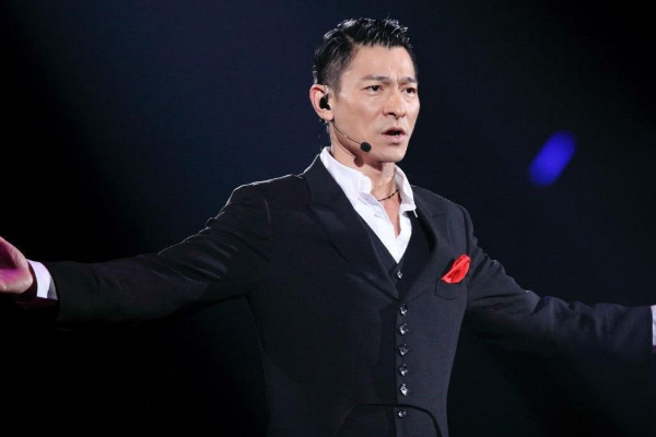 刘德华|59岁刘德华宣传新剧，皮肤紧致发型帅气，化妆间凹造型不输小鲜肉