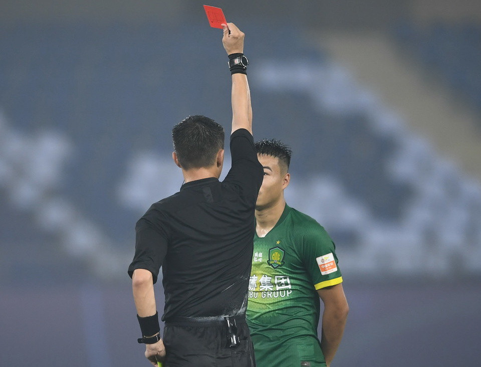 恒大悍将顶牛苏宁外援,啥事没有!此前国安球员同样动作直接红牌
