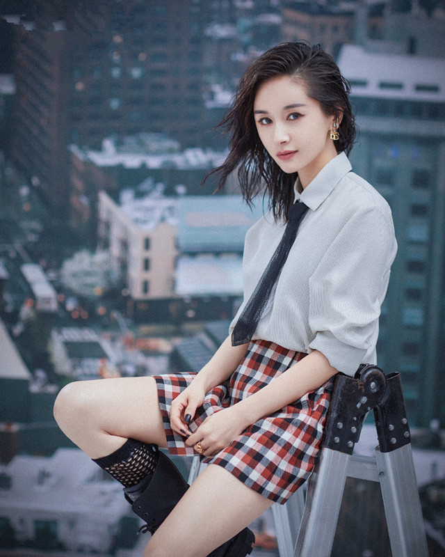 王子文|王子文晒照，穿迷彩款的连衣裙，头戴黑色贝雷帽时髦气质好！