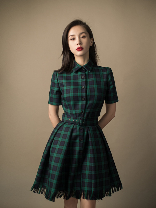 王子文|王子文晒照，穿迷彩款的连衣裙，头戴黑色贝雷帽时髦气质好！