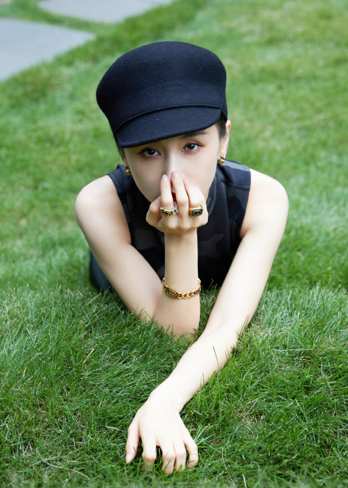 王子文|王子文晒照，穿迷彩款的连衣裙，头戴黑色贝雷帽时髦气质好！