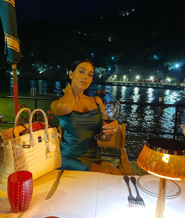 乔治娜|拿下亿万身价花花公子，从柜姐变第一富婆，她人生堪比偶像剧