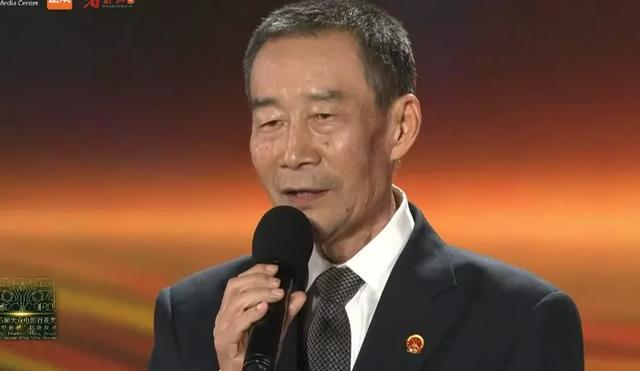 彭昱畅|众星出席百花奖启动仪式：姚晨长裙抢镜，徐帆气质出众，彭昱畅瘦了