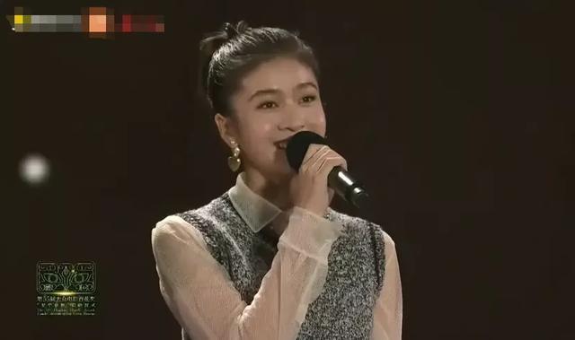 彭昱畅|众星出席百花奖启动仪式：姚晨长裙抢镜，徐帆气质出众，彭昱畅瘦了
