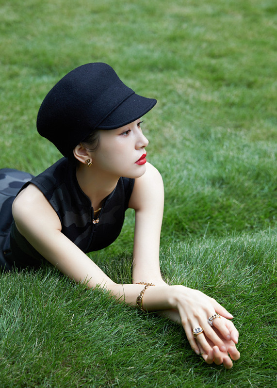 王子文|王子文晒照，穿迷彩款的连衣裙，头戴黑色贝雷帽时髦气质好！