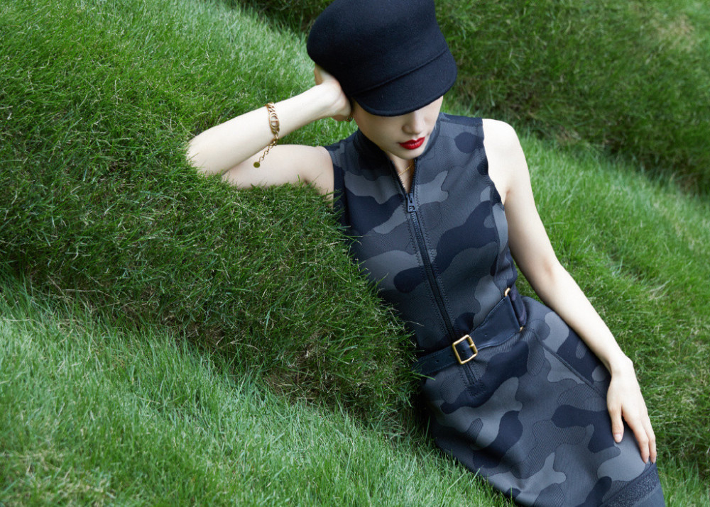 王子文|王子文晒照，穿迷彩款的连衣裙，头戴黑色贝雷帽时髦气质好！