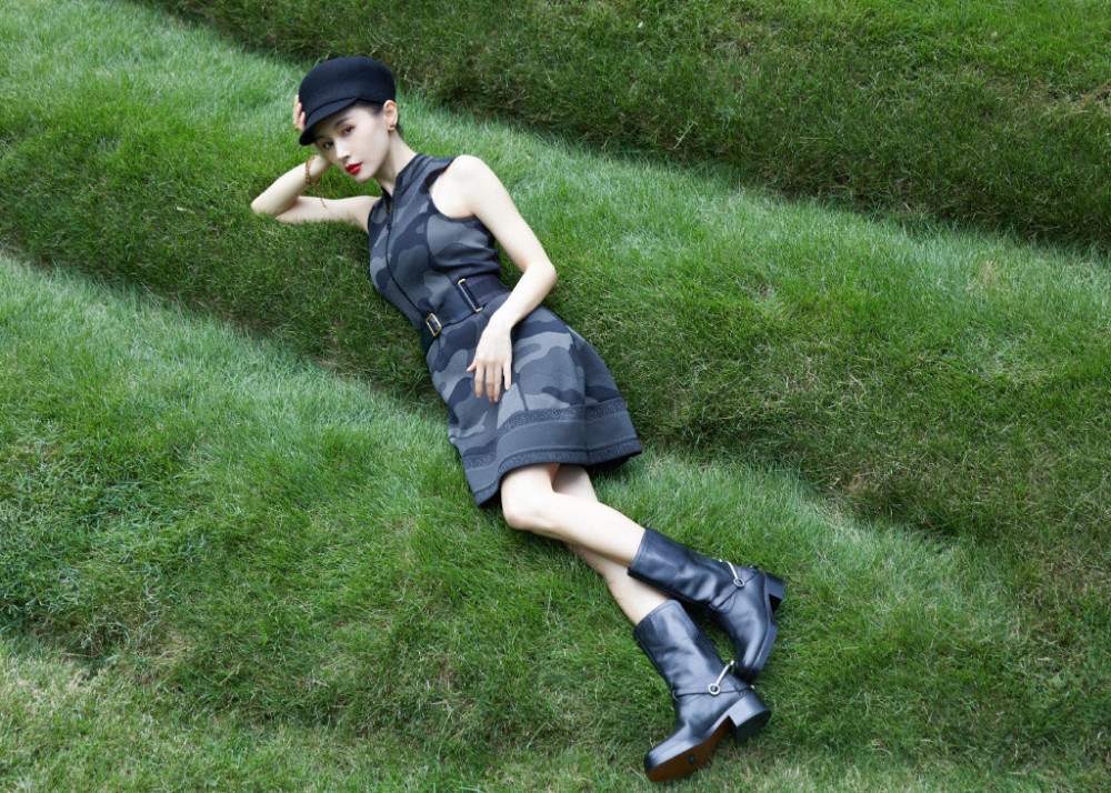 王子文|王子文晒照，穿迷彩款的连衣裙，头戴黑色贝雷帽时髦气质好！