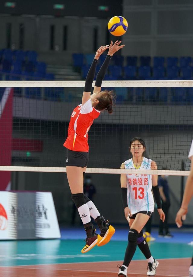 丁霞笑着说我还是小蚂蚁海胆霞我是可以扣球的暴力二传