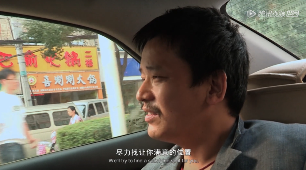 专门为摊贩定制的便捷棚子定好了,他又带着王天成的妻子去看.