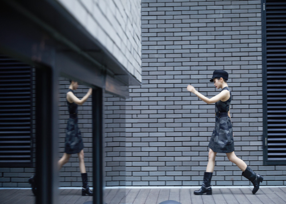 王子文|王子文晒照，穿迷彩款的连衣裙，头戴黑色贝雷帽时髦气质好！