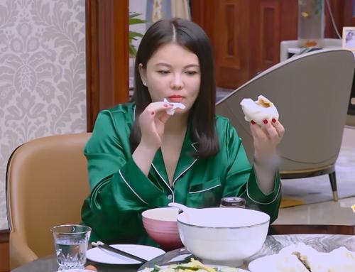 李湘|王岳伦节目中为李湘做早餐，网友：就这？难怪一个月7万伙食费