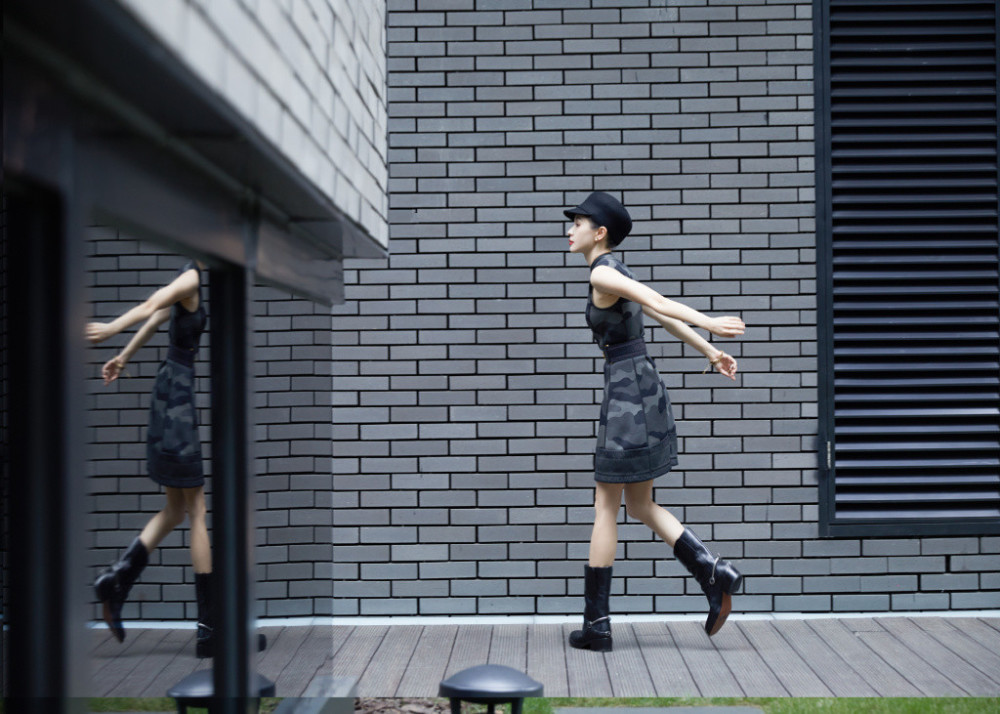 王子文|王子文晒照，穿迷彩款的连衣裙，头戴黑色贝雷帽时髦气质好！