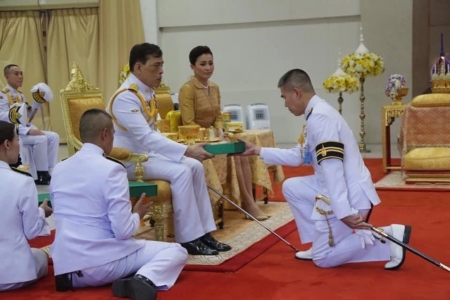 诗妮娜|诗妮娜复宠后泰王夫妇首同框，苏提达为夺回夫心换少女发型，穿粉色裙惹人爱