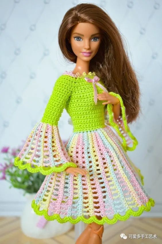 芭比娃娃|孩子玩旧了的芭比娃娃，用零线钩了几件华丽的裙子改造，竟大受欢迎！