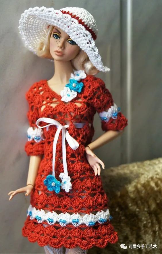 芭比娃娃|孩子玩旧了的芭比娃娃，用零线钩了几件华丽的裙子改造，竟大受欢迎！