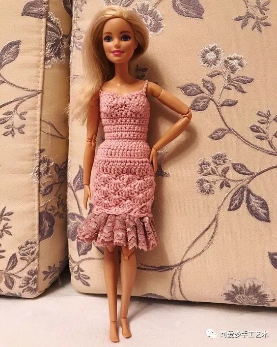 芭比娃娃|孩子玩旧了的芭比娃娃，用零线钩了几件华丽的裙子改造，竟大受欢迎！