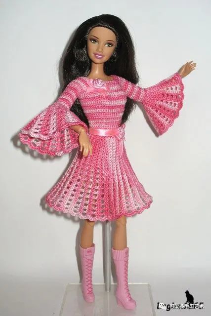 芭比娃娃|孩子玩旧了的芭比娃娃，用零线钩了几件华丽的裙子改造，竟大受欢迎！