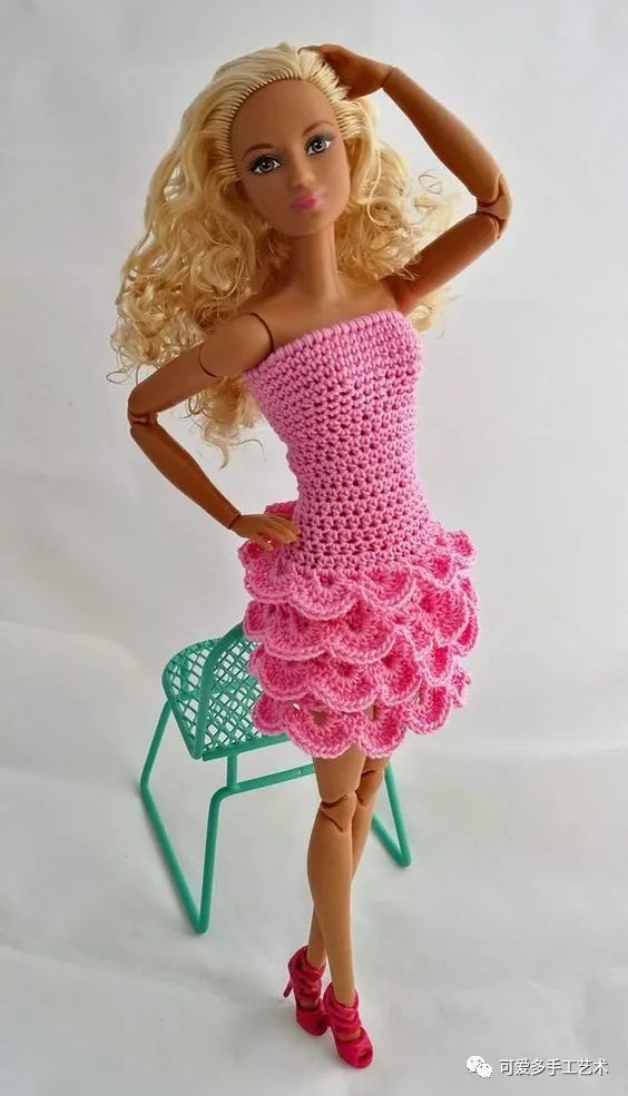 芭比娃娃|孩子玩旧了的芭比娃娃，用零线钩了几件华丽的裙子改造，竟大受欢迎！