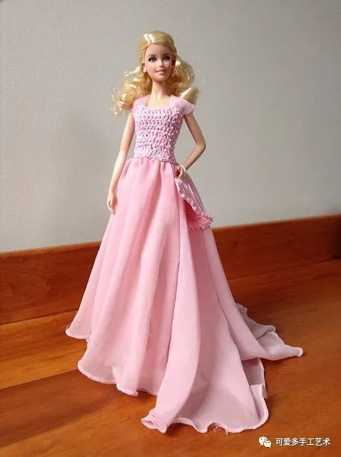 芭比娃娃|孩子玩旧了的芭比娃娃，用零线钩了几件华丽的裙子改造，竟大受欢迎！