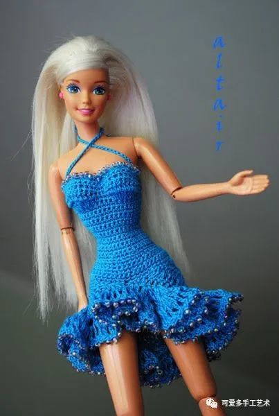 芭比娃娃|孩子玩旧了的芭比娃娃，用零线钩了几件华丽的裙子改造，竟大受欢迎！