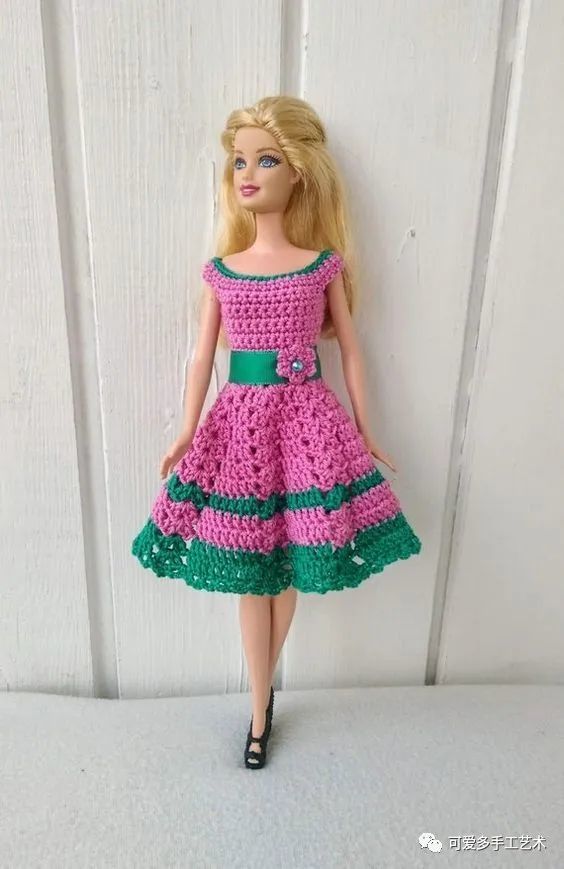 芭比娃娃|孩子玩旧了的芭比娃娃，用零线钩了几件华丽的裙子改造，竟大受欢迎！