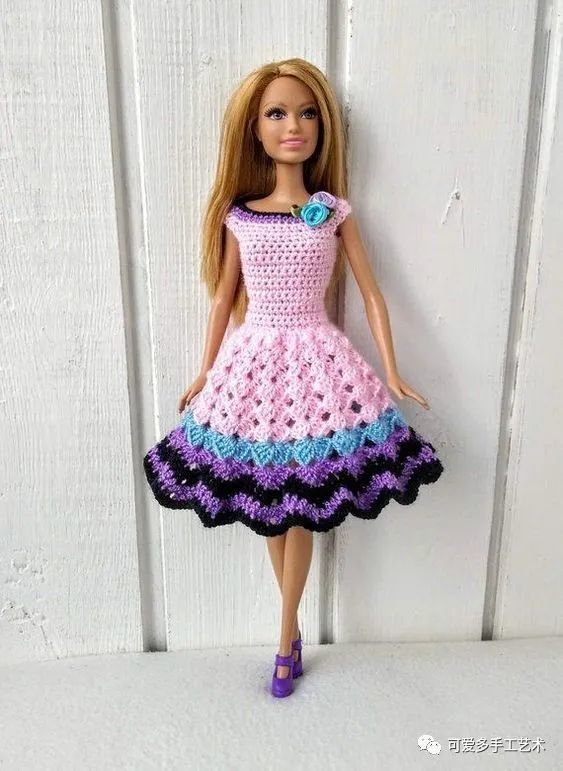 芭比娃娃|孩子玩旧了的芭比娃娃，用零线钩了几件华丽的裙子改造，竟大受欢迎！