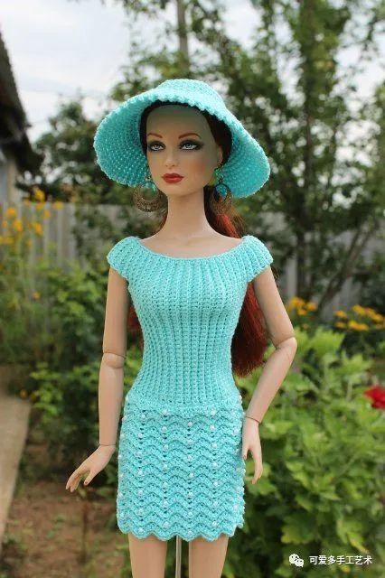 芭比娃娃|孩子玩旧了的芭比娃娃，用零线钩了几件华丽的裙子改造，竟大受欢迎！