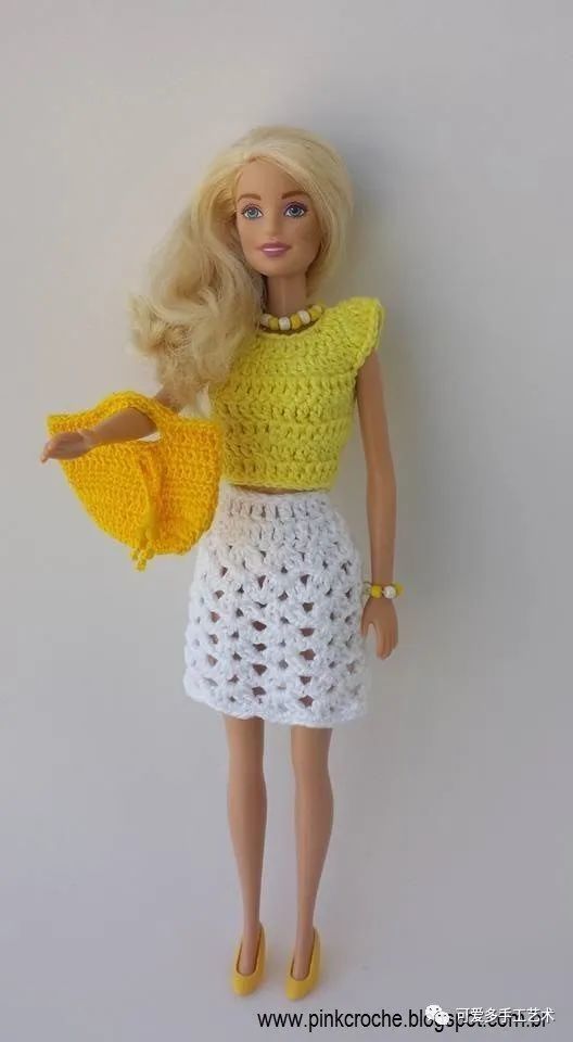 芭比娃娃|孩子玩旧了的芭比娃娃，用零线钩了几件华丽的裙子改造，竟大受欢迎！