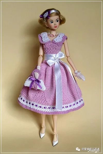 芭比娃娃|孩子玩旧了的芭比娃娃，用零线钩了几件华丽的裙子改造，竟大受欢迎！