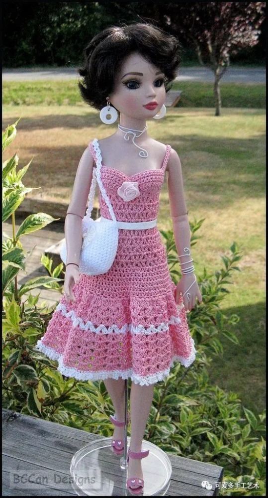芭比娃娃|孩子玩旧了的芭比娃娃，用零线钩了几件华丽的裙子改造，竟大受欢迎！