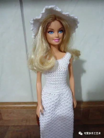 芭比娃娃|孩子玩旧了的芭比娃娃，用零线钩了几件华丽的裙子改造，竟大受欢迎！