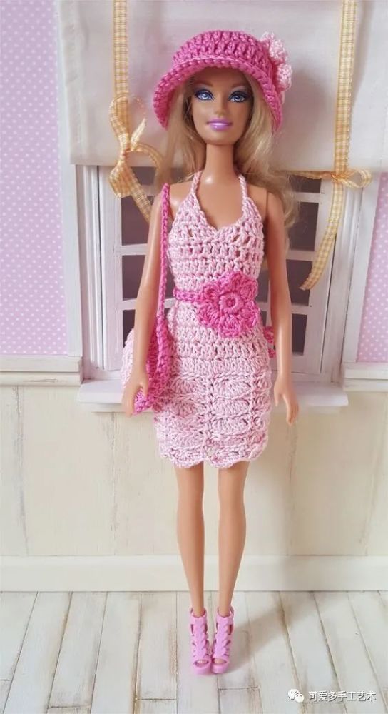芭比娃娃|孩子玩旧了的芭比娃娃，用零线钩了几件华丽的裙子改造，竟大受欢迎！