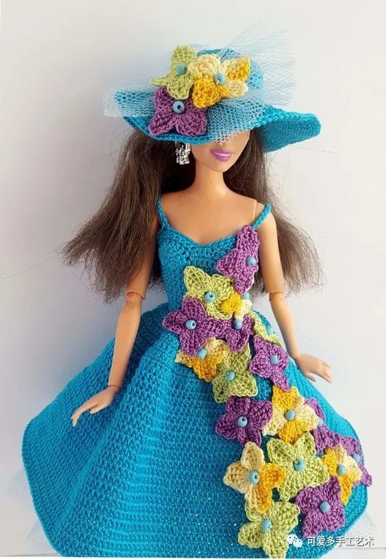 芭比娃娃|孩子玩旧了的芭比娃娃，用零线钩了几件华丽的裙子改造，竟大受欢迎！