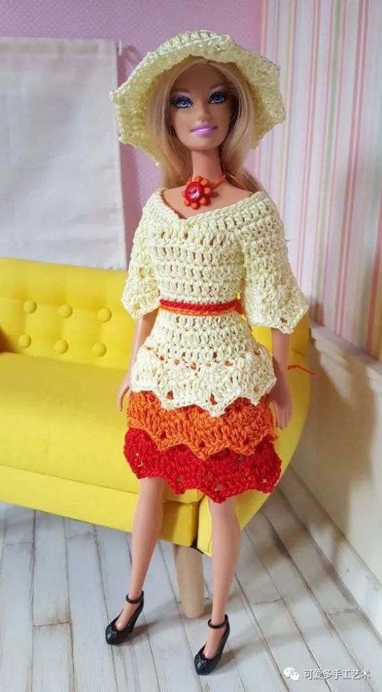 芭比娃娃|孩子玩旧了的芭比娃娃，用零线钩了几件华丽的裙子改造，竟大受欢迎！