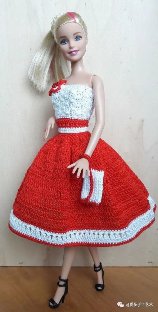芭比娃娃|孩子玩旧了的芭比娃娃，用零线钩了几件华丽的裙子改造，竟大受欢迎！
