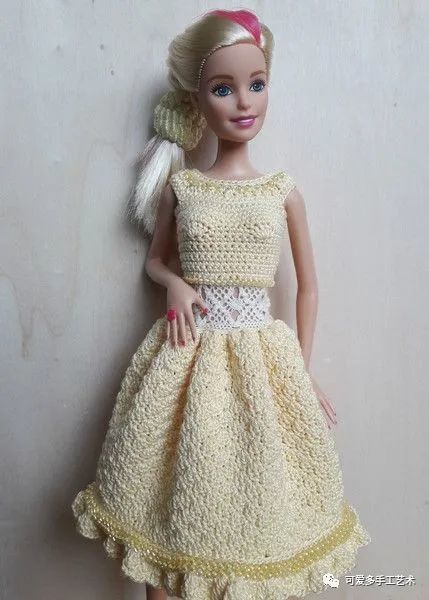 芭比娃娃|孩子玩旧了的芭比娃娃，用零线钩了几件华丽的裙子改造，竟大受欢迎！