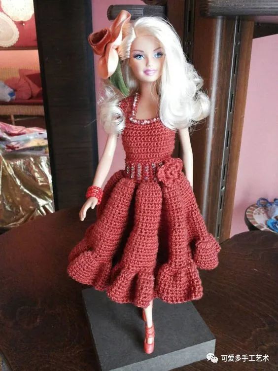 芭比娃娃|孩子玩旧了的芭比娃娃，用零线钩了几件华丽的裙子改造，竟大受欢迎！