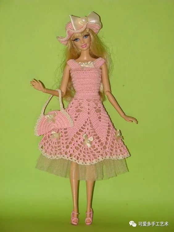 芭比娃娃|孩子玩旧了的芭比娃娃，用零线钩了几件华丽的裙子改造，竟大受欢迎！
