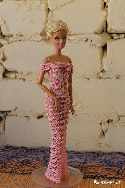 芭比娃娃|孩子玩旧了的芭比娃娃，用零线钩了几件华丽的裙子改造，竟大受欢迎！