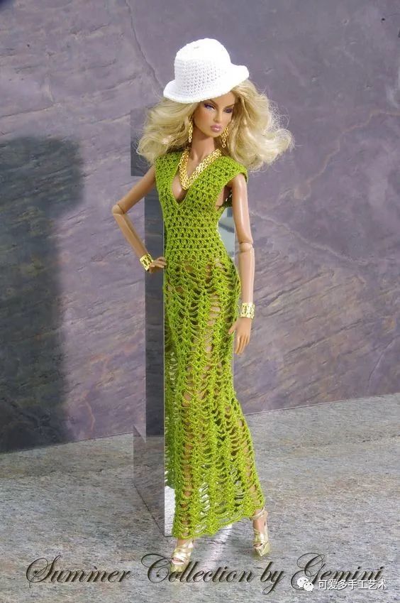 芭比娃娃|孩子玩旧了的芭比娃娃，用零线钩了几件华丽的裙子改造，竟大受欢迎！