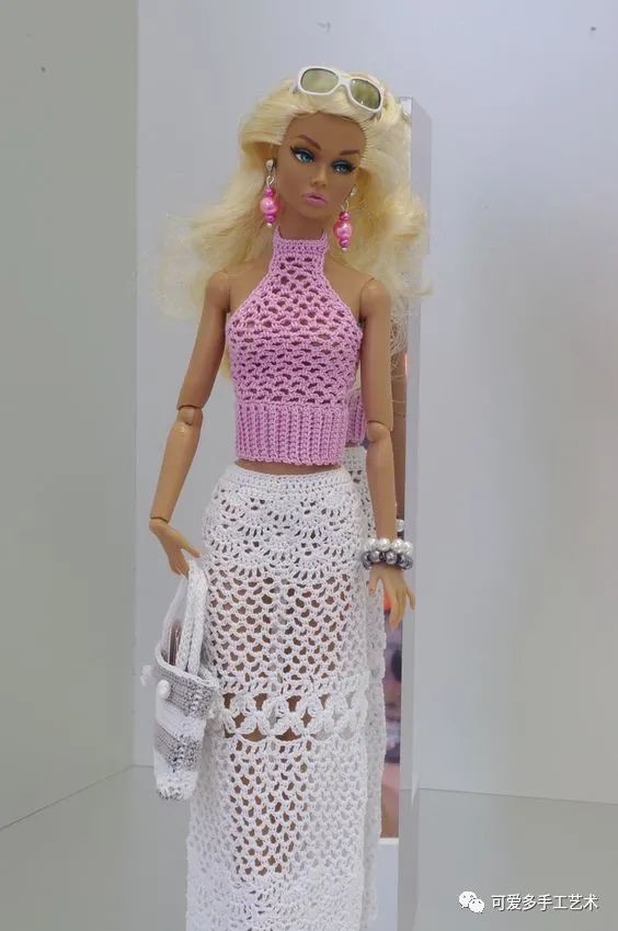 芭比娃娃|孩子玩旧了的芭比娃娃，用零线钩了几件华丽的裙子改造，竟大受欢迎！