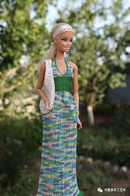 芭比娃娃|孩子玩旧了的芭比娃娃，用零线钩了几件华丽的裙子改造，竟大受欢迎！