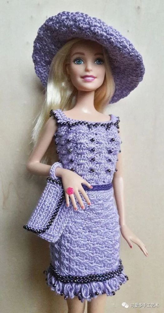 芭比娃娃|孩子玩旧了的芭比娃娃，用零线钩了几件华丽的裙子改造，竟大受欢迎！