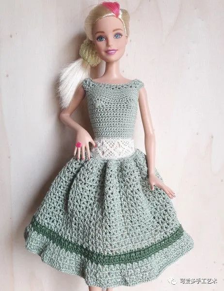芭比娃娃|孩子玩旧了的芭比娃娃，用零线钩了几件华丽的裙子改造，竟大受欢迎！