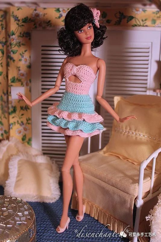 芭比娃娃|孩子玩旧了的芭比娃娃，用零线钩了几件华丽的裙子改造，竟大受欢迎！