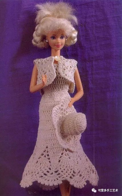 芭比娃娃|孩子玩旧了的芭比娃娃，用零线钩了几件华丽的裙子改造，竟大受欢迎！