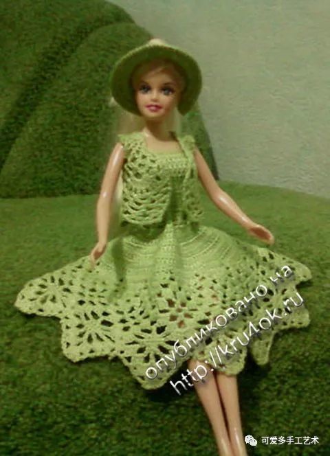 芭比娃娃|孩子玩旧了的芭比娃娃，用零线钩了几件华丽的裙子改造，竟大受欢迎！