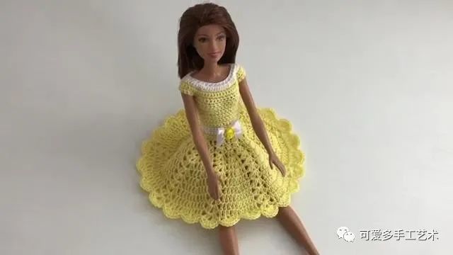 芭比娃娃|孩子玩旧了的芭比娃娃，用零线钩了几件华丽的裙子改造，竟大受欢迎！